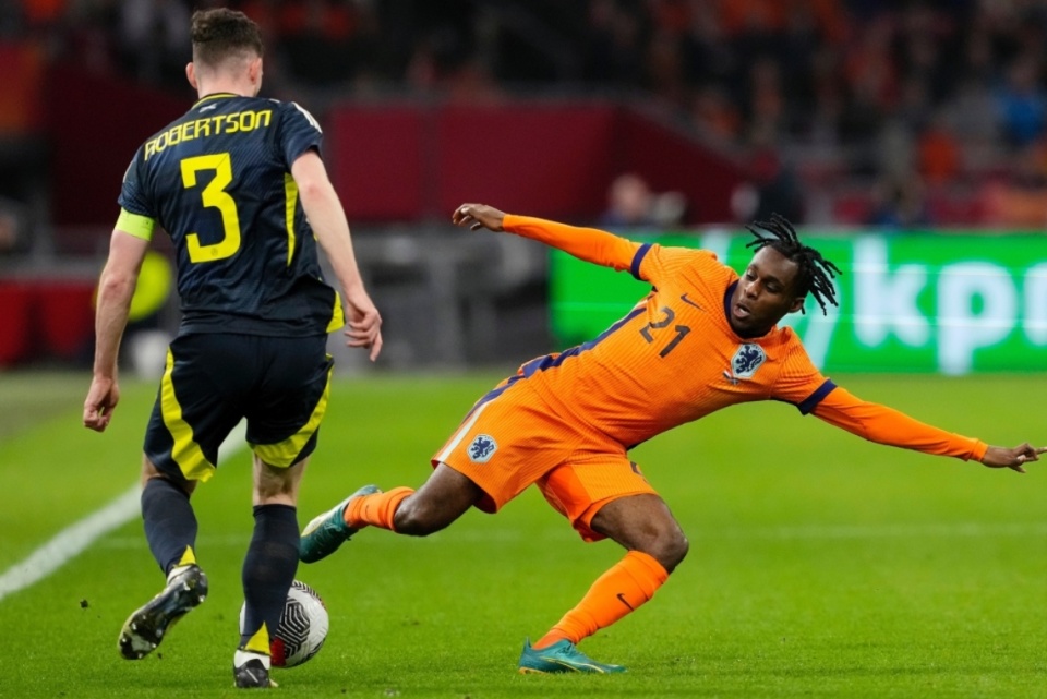 宝威体育集团-利物浦主力中场请假，教练组面临窘境(利物浦主力中后卫)